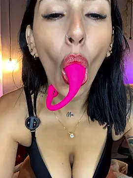 All the fingers in the hand in my pussy - video by SOYNOOA cam model