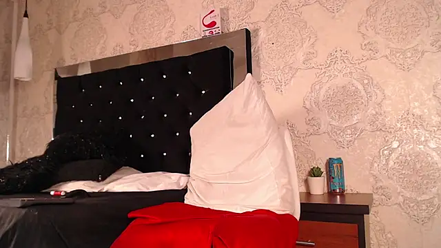 delicious striptis whit towel - video by ThiagoBlaze cam model