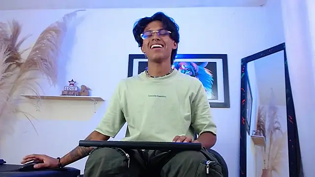 Close-up of ass in doggy style and touching nipples - vidéo du modèle de showcams dreyk20