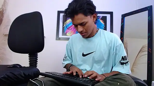 Hard cock legs open showing hole - vidéo du modèle de showcams dreyk20