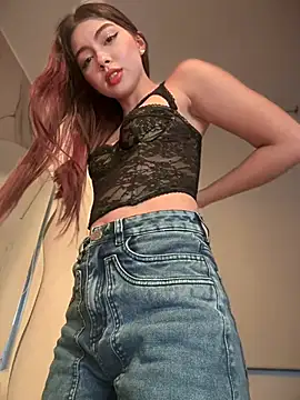 PLAYING NAKED IN THE POOL UNDER RAIN🚿💦－カメラキャストのAnita-vegaの動画