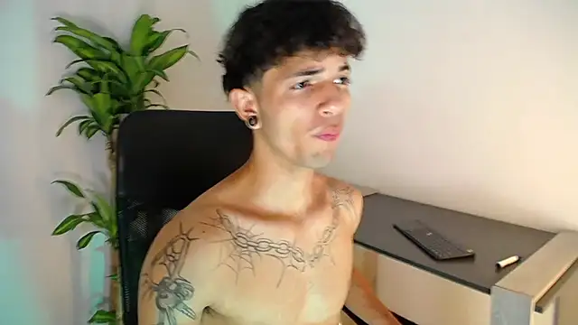 playing with my asshole - video by Enzo_Hunter cam model