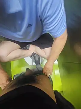 Sucking my cock in a stall – video modela na kameri steffaa