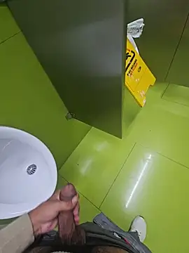 Cum in urinals 💦💦💦 - vídeo de la modelo de cam steffaa