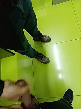 A beard man make me cum in urinals - vidéo du modèle de showcams steffaa