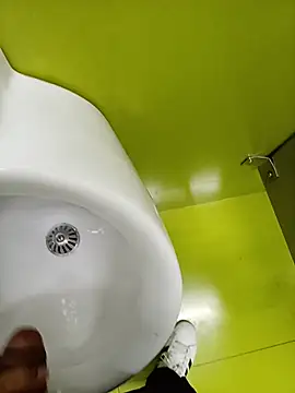 I found a thick cock in bathroom - 視頻由 steffaa 主播提供