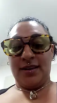 hey hey - วิดีโอโดย YiingandYang โมเดลแคม