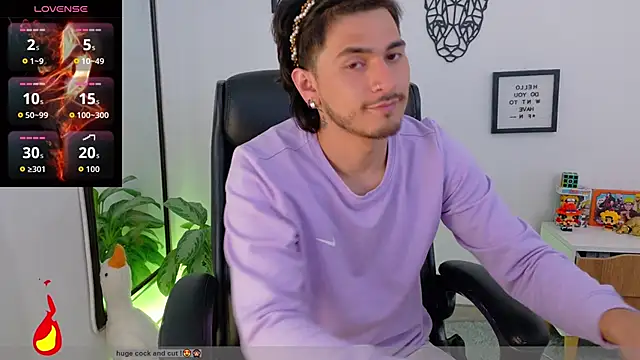 body poses in private - video by Elian_savoy cam model