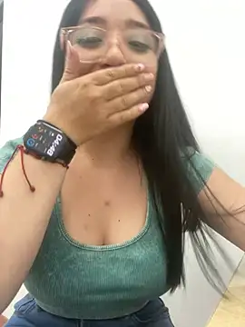 undressing in public - video di Lunaa_bellaa modella di cam