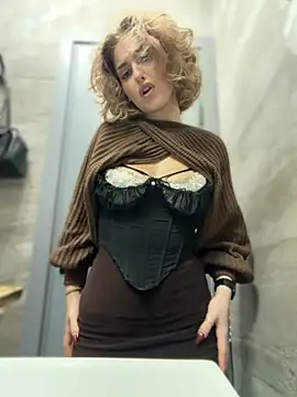 Hot show in toilet - video by KellyKeler cam model