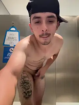 Undressing in the mall and opening the door!! 😱🙈－カメラキャストのJacobs0の動画