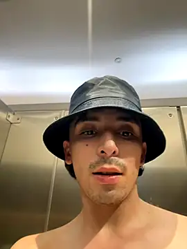 Playing naked in the mall! 🙈🔥😈－カメラキャストのJacobs0の動画