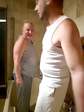 Private Show Duschen in Klamotten + BJ + Tit Fuck - vídeo de _Becca_und_Nimmersatt_