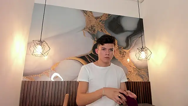 Make me with your vibrations - vidéo du modèle de showcams AndyFame1