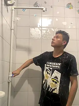 TAKING A SHOWER WITH CLOTHES - vidéo du modèle de showcams AndyFame1