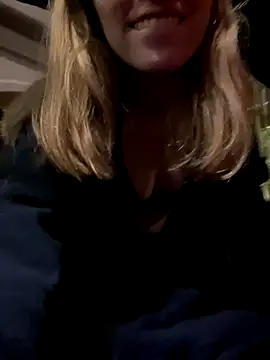 Masturbating in the street <3 - vídeo de la modelo de cam ReenKitty