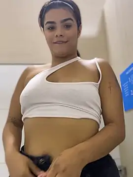 Adrenaline in public bathroom open door🤫 - vidéo du modèle de showcams Kaily_Sweet16