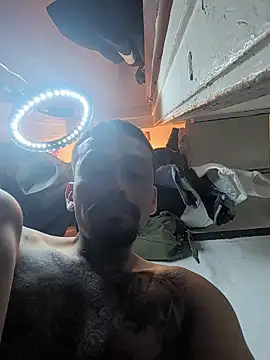 [13 Apr 03:42] Public Show - video di Cnutt310 modella di cam