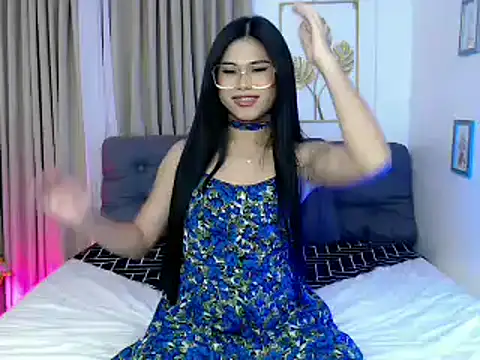 naked and dance - video by PrettyBlythes_TS cam model