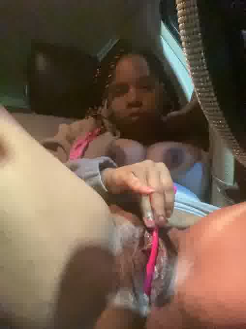 Rub Clit Squirt in car - video oleh model kamera pinkrackz