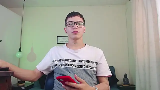 Naked show and hard dick - video Cumandres18 kameramallilta