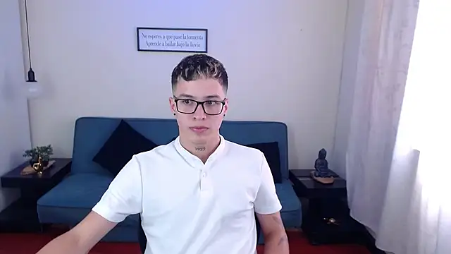 Remove only jeans and socks on the sofa - video Cumandres18 kameramallilta