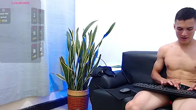 Show muscles and hard cock standing - Video von Matiius18 Cam-Model