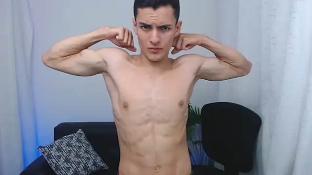 pretending to fuck my pillow - Video von Matiius18 Cam-Model