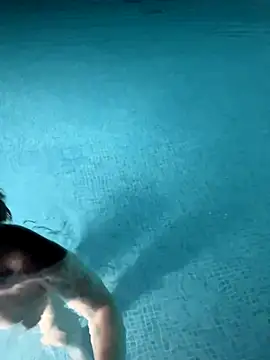 Skinny dip and squirting - hotel pool 💦 - video di PiperPassionX modella di cam