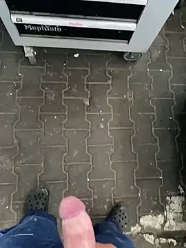 Schön in der Werkstatt spritzen 💦 Public Show - video by JaIchWixxeZuGerne cam model