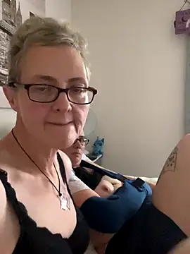 [22 Nov 14:15] Private Show – video af Curvy-Jinx cam-model