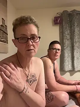 Spy show. Domi/pussy eating cum – video af Curvy-Jinx cam-model