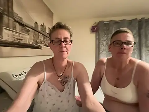 Pvt kissing. Dildo play – video af Curvy-Jinx cam-model