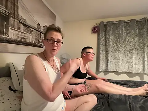 Pvt. finger fucking Mrs J – video af Curvy-Jinx cam-model