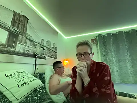 Pvt. kissing. Boob play. 69 and finger fuck – video af Curvy-Jinx cam-model