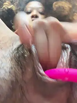 Close up fingerin with a butt plug in😜－カメラキャストのrubywithpearlsの動画
