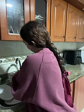 Me masturbo cocinando - video by lana_rousse01 cam model