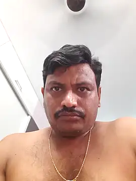 [7 Aug 18:15] Public Show - video av Telugucuckoldguy cam model