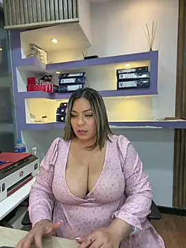 🫠🥴 pussy close cam + lush crazy vibes 🫠🥴 - video by isabella_horney_ cam model