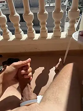 I cum on the balcony💦－カメラキャストのManu97kの動画