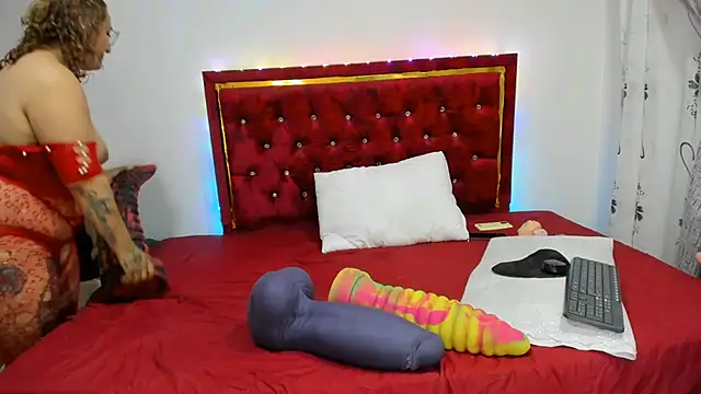 A REAL STRETCHING  HAIRY PUSSY
