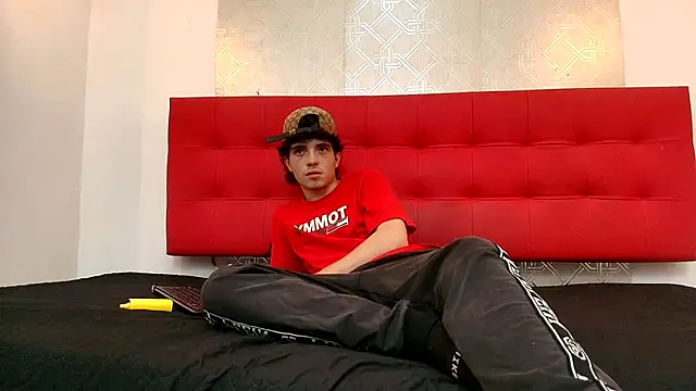 I see porn from my tel and then I take my milk - video by dia_fax18 cam model