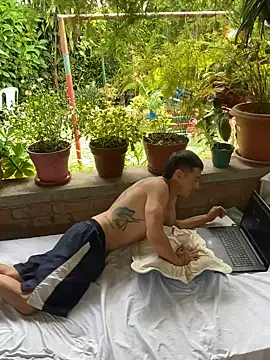 CANELA HELPS JASMINE TO RIDE ON ENZO - video by canelacrush cam model