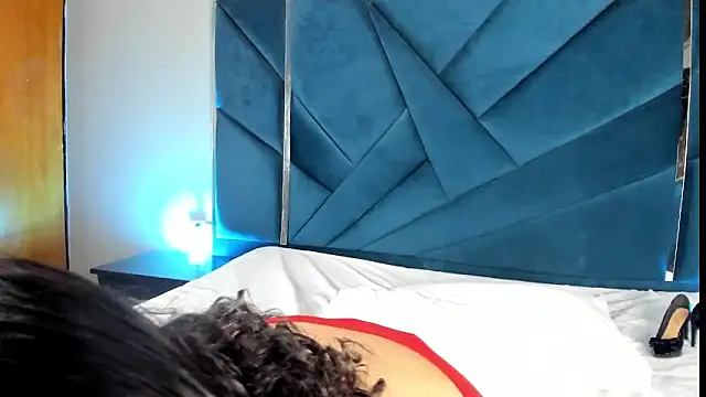 Striptease - video di KikaDuque modella di cam