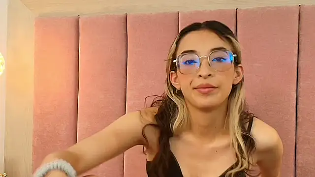 Fingering & Play Feet - video by Emilia_Bons cam model