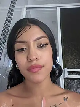 PLAY WITH CREAMY PUSSY IN SHOWER - vidéo du modèle de showcams MystiqueXXX