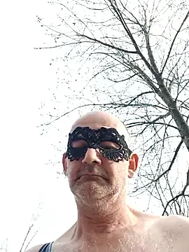 Neues Kleid mit Maske