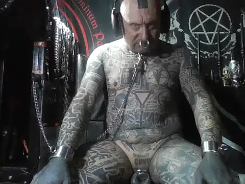 object857 błaga MaSSters o wytatuowanie w całości łba i pysku objkect857 - відео від вебкаммоделі object857