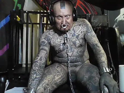 25.01. object asks Mr. Zbigniew to book a tattoo session to get his whole ass tattooed at object857 - відео від вебкаммоделі object857