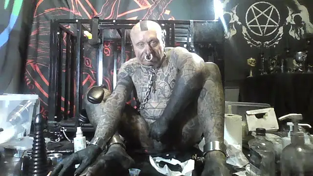 object857 ogromnie pragnie wytatuować cłą głowę i twarz na total czarno jak najszybciej. Nikomu obje – video modela na kameri object857